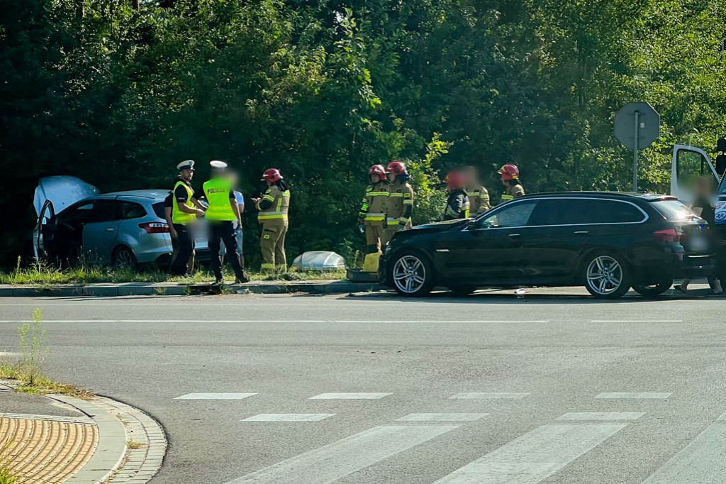 Zderzenie BMW z fordem na osiedlu Smoczka