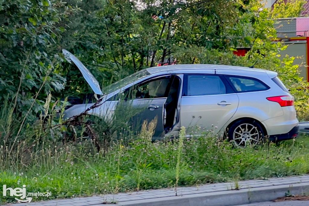 Zderzenie BMW z fordem na osiedlu Smoczka