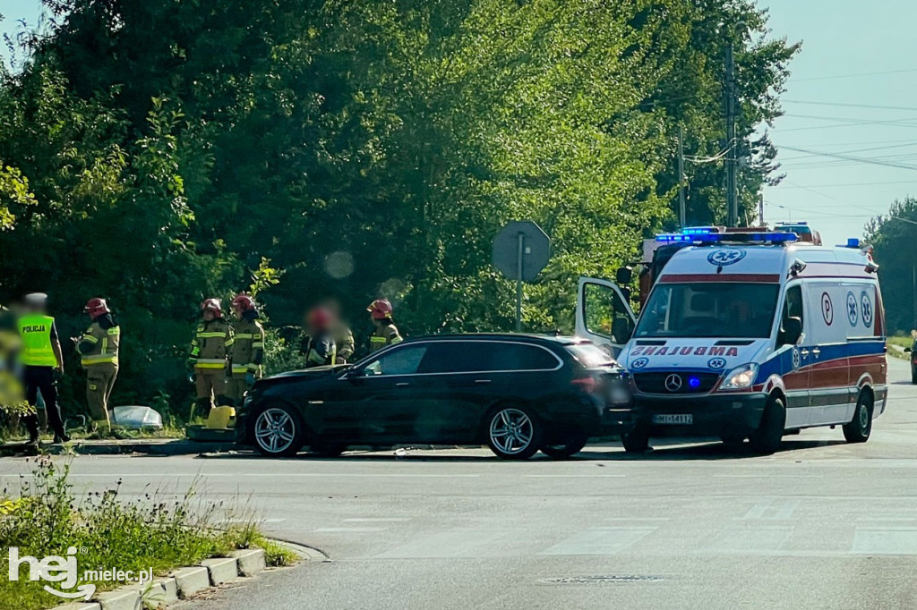 Zderzenie BMW z fordem na osiedlu Smoczka