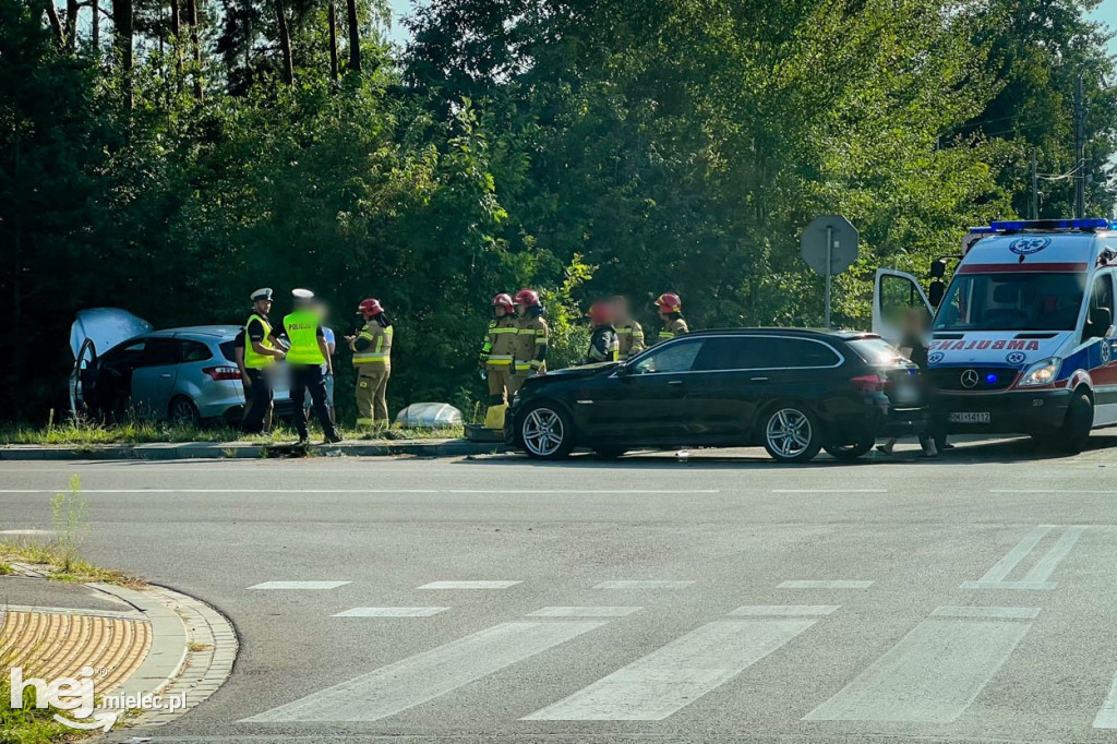 Zderzenie BMW z fordem na osiedlu Smoczka