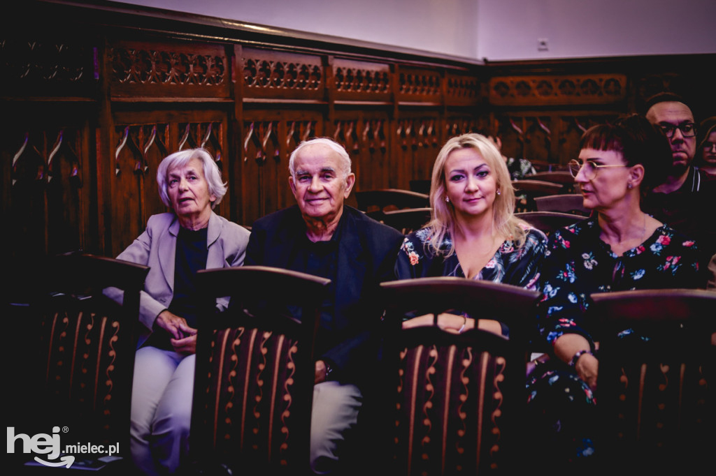 Pola i Emma Czubak zagrały w Mielcu