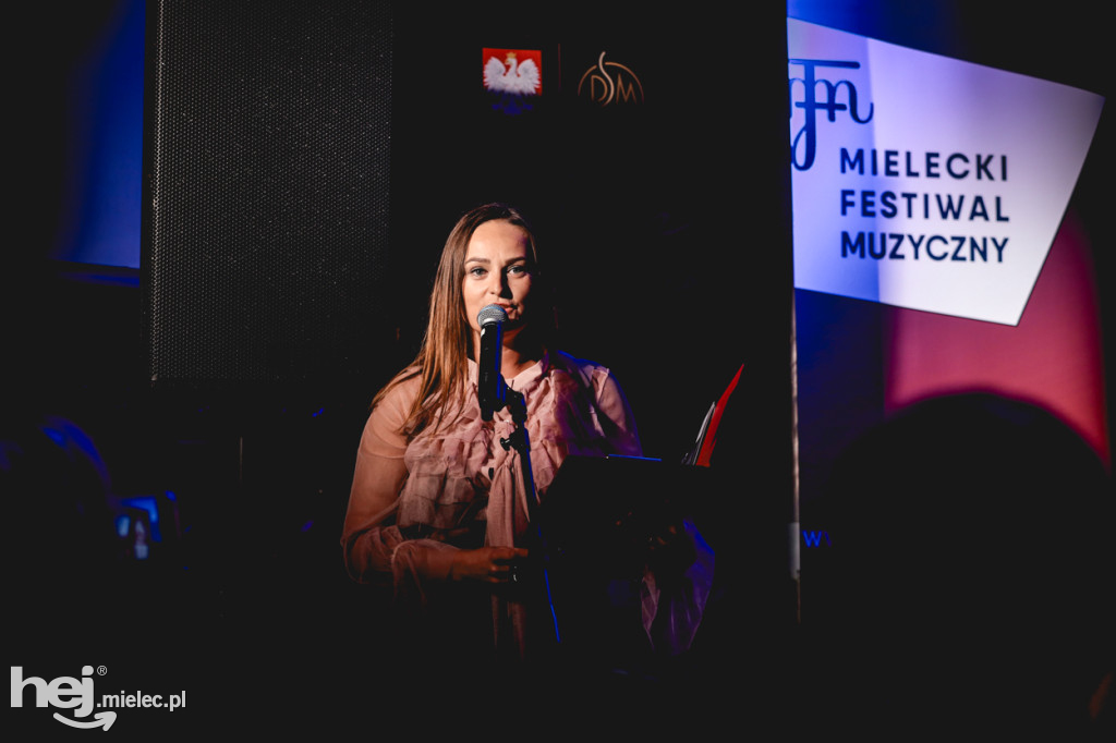 Pola i Emma Czubak zagrały w Mielcu