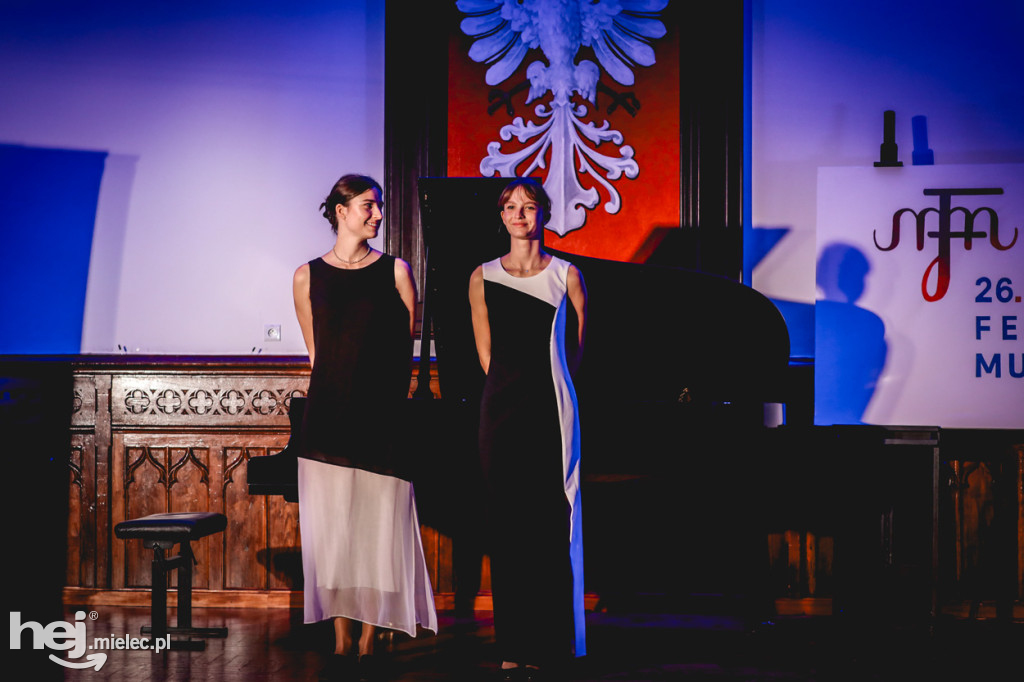 Pola i Emma Czubak zagrały w Mielcu