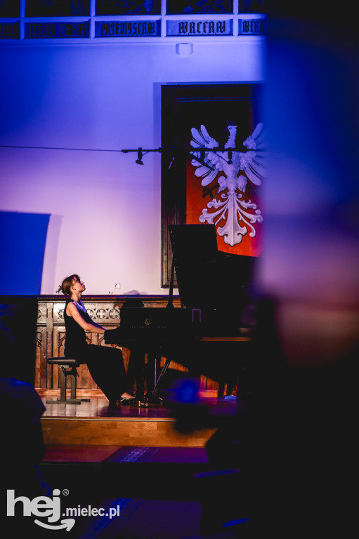 Pola i Emma Czubak zagrały w Mielcu