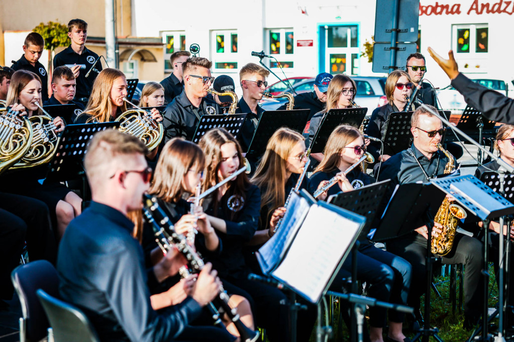 Koncert Młodzieżowej Orkiestry Dętej na Rynku w Przecławiu
