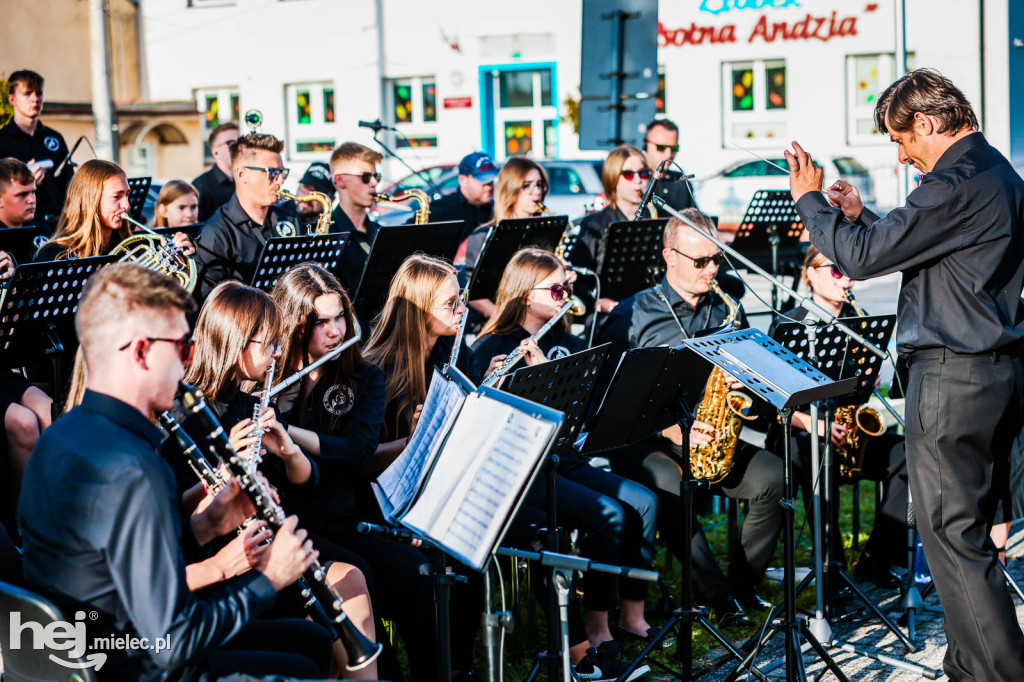 Koncert Młodzieżowej Orkiestry Dętej na Rynku w Przecławiu