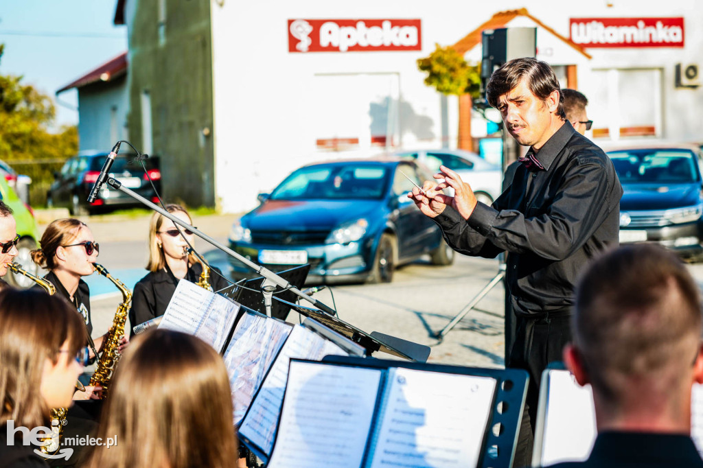 Koncert Młodzieżowej Orkiestry Dętej na Rynku w Przecławiu