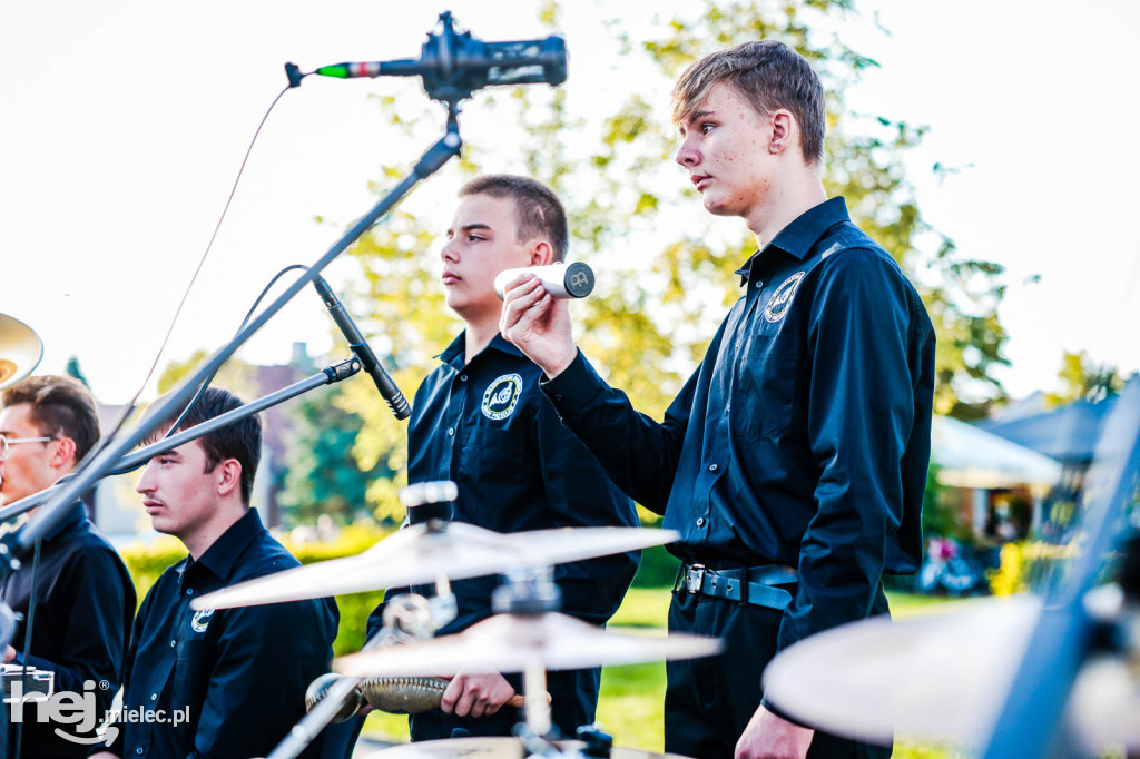 Koncert Młodzieżowej Orkiestry Dętej na Rynku w Przecławiu