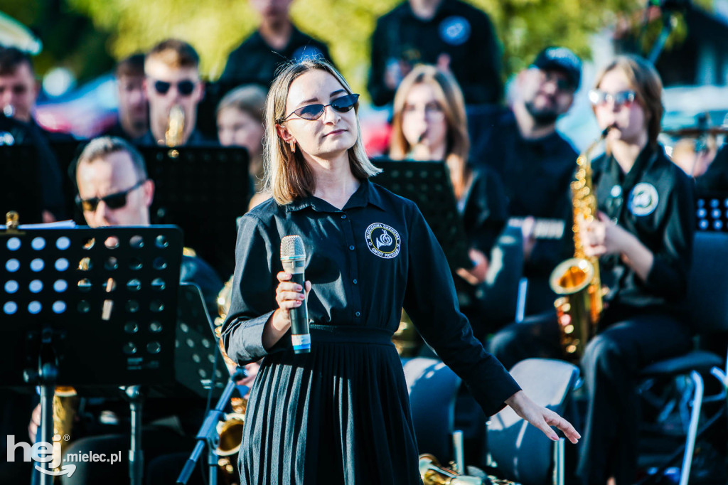 Koncert Młodzieżowej Orkiestry Dętej na Rynku w Przecławiu