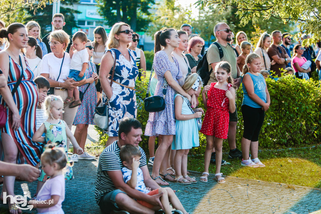 Koncert Młodzieżowej Orkiestry Dętej na Rynku w Przecławiu