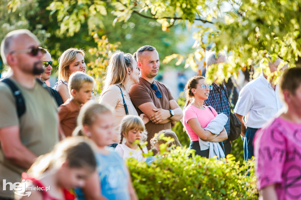 Koncert Młodzieżowej Orkiestry Dętej na Rynku w Przecławiu