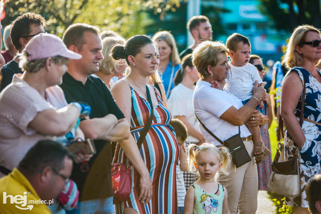 Koncert Młodzieżowej Orkiestry Dętej na Rynku w Przecławiu
