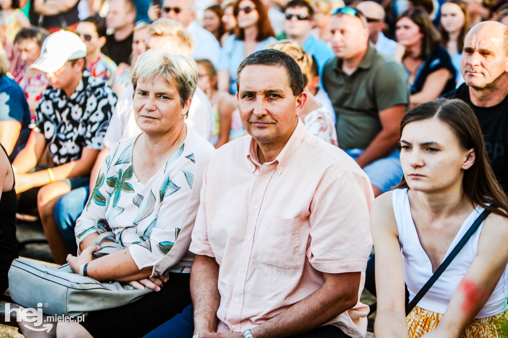 Koncert Młodzieżowej Orkiestry Dętej na Rynku w Przecławiu