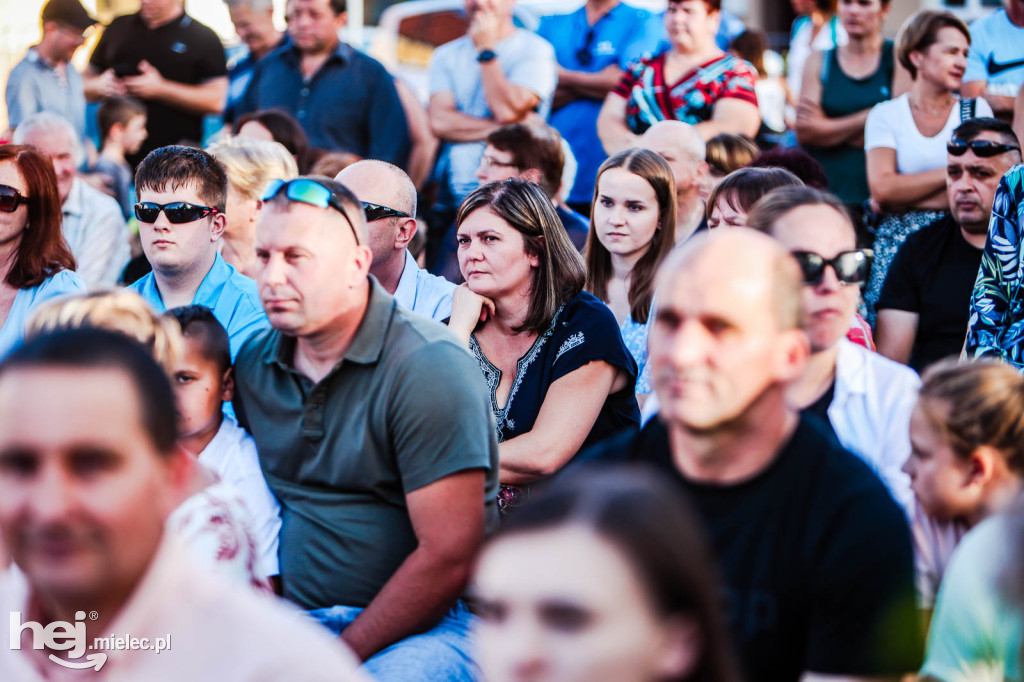 Koncert Młodzieżowej Orkiestry Dętej na Rynku w Przecławiu