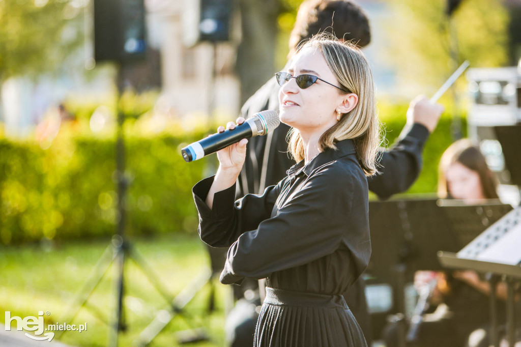 Koncert Młodzieżowej Orkiestry Dętej na Rynku w Przecławiu