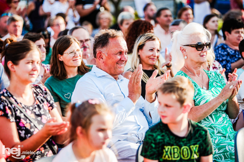 Koncert Młodzieżowej Orkiestry Dętej na Rynku w Przecławiu