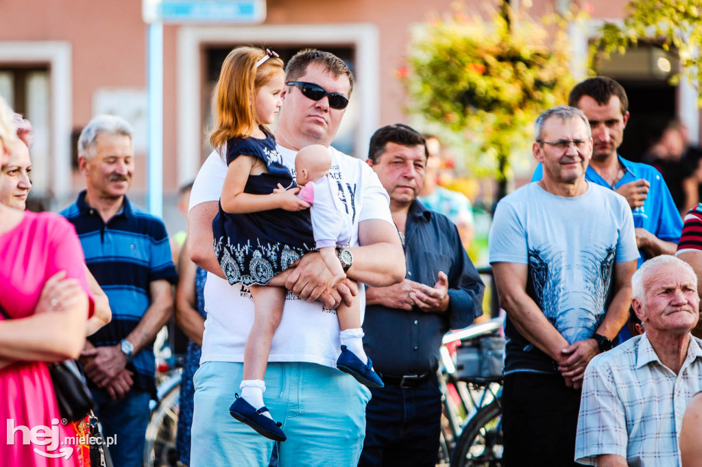Koncert Młodzieżowej Orkiestry Dętej na Rynku w Przecławiu