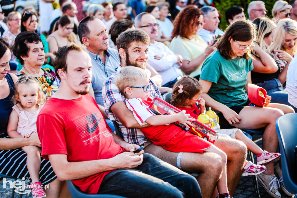 Koncert Młodzieżowej Orkiestry Dętej na Rynku w Przecławiu