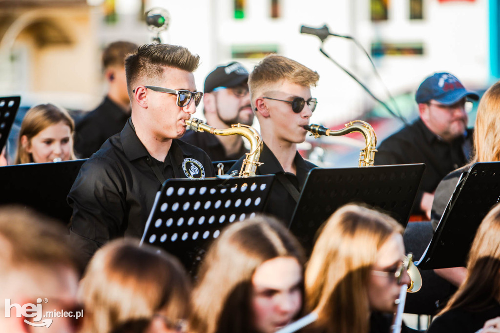 Koncert Młodzieżowej Orkiestry Dętej na Rynku w Przecławiu
