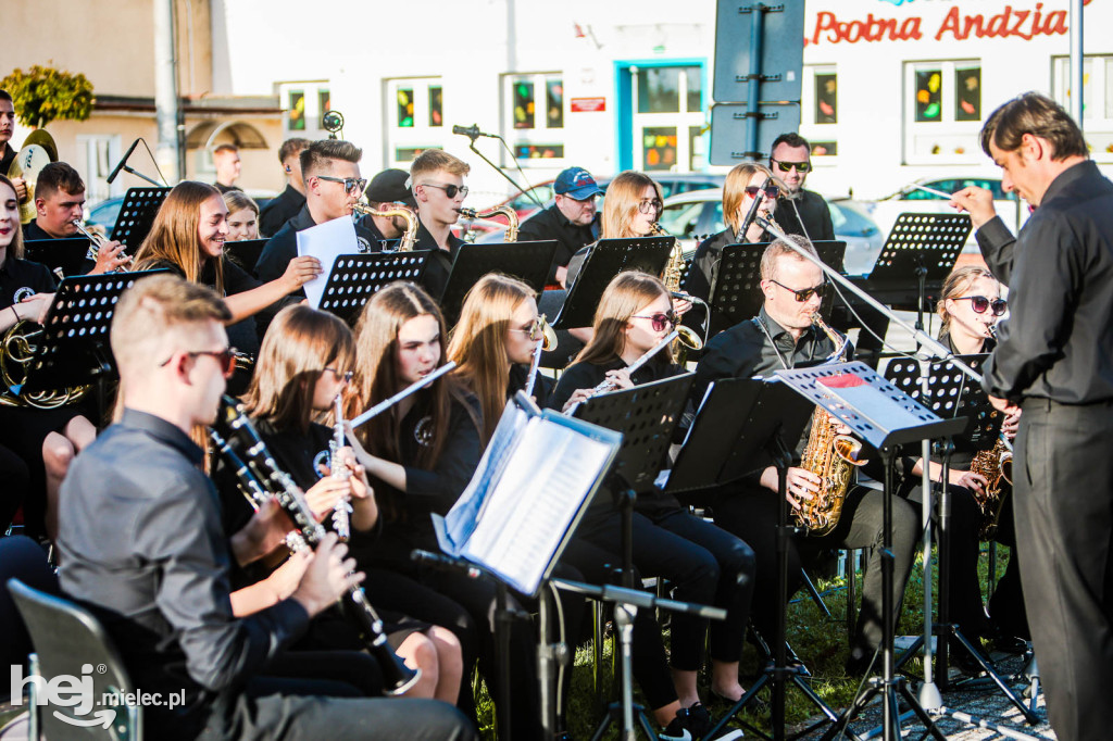 Koncert Młodzieżowej Orkiestry Dętej na Rynku w Przecławiu