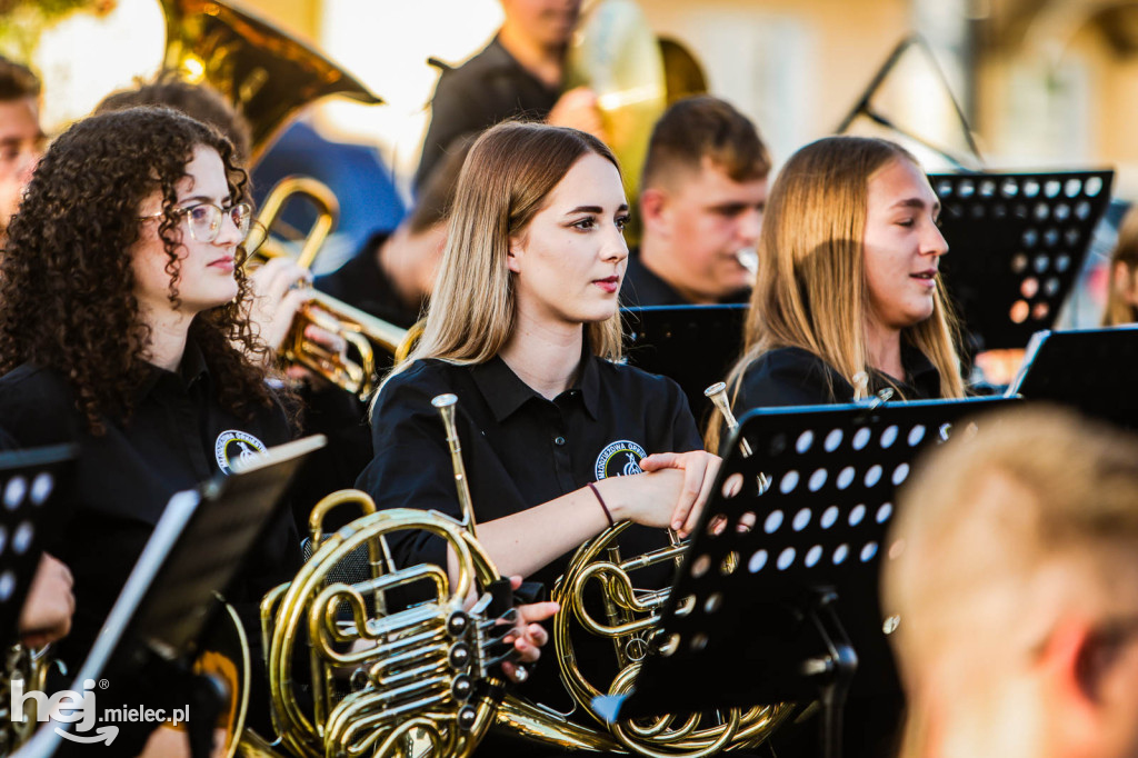 Koncert Młodzieżowej Orkiestry Dętej na Rynku w Przecławiu
