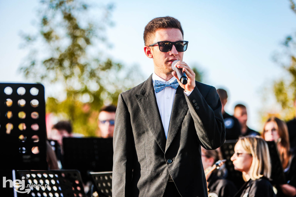 Koncert Młodzieżowej Orkiestry Dętej na Rynku w Przecławiu
