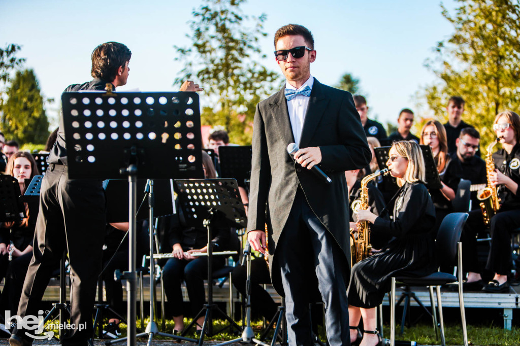 Koncert Młodzieżowej Orkiestry Dętej na Rynku w Przecławiu