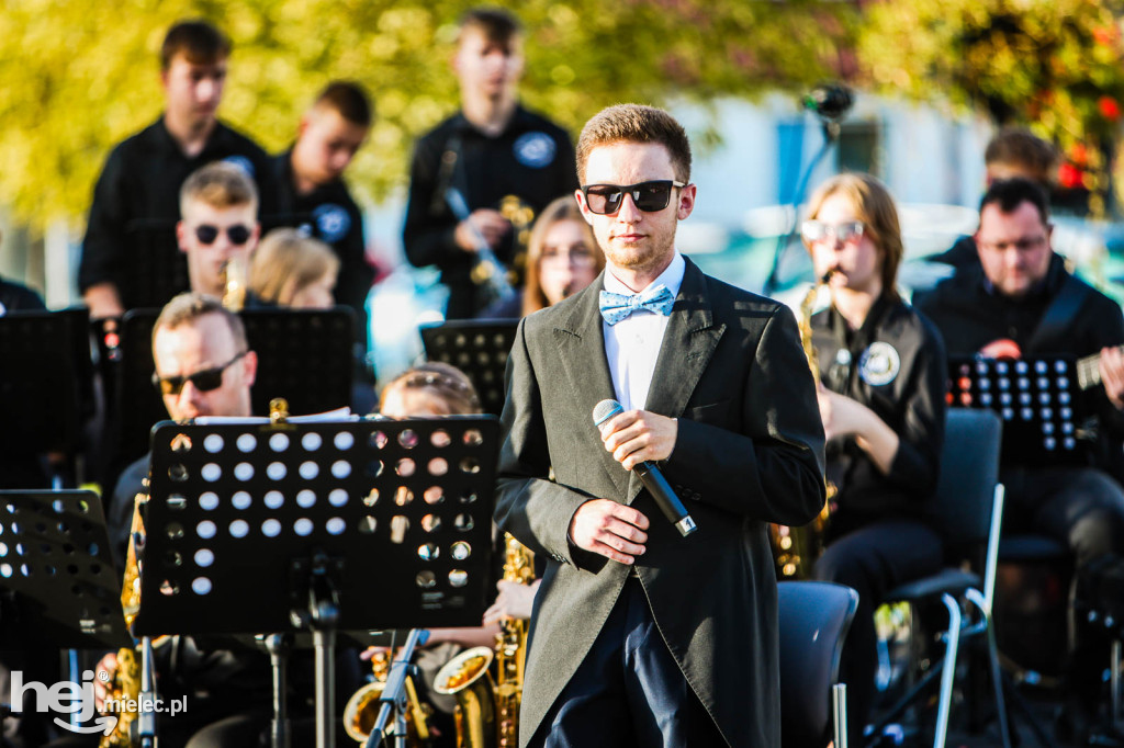 Koncert Młodzieżowej Orkiestry Dętej na Rynku w Przecławiu
