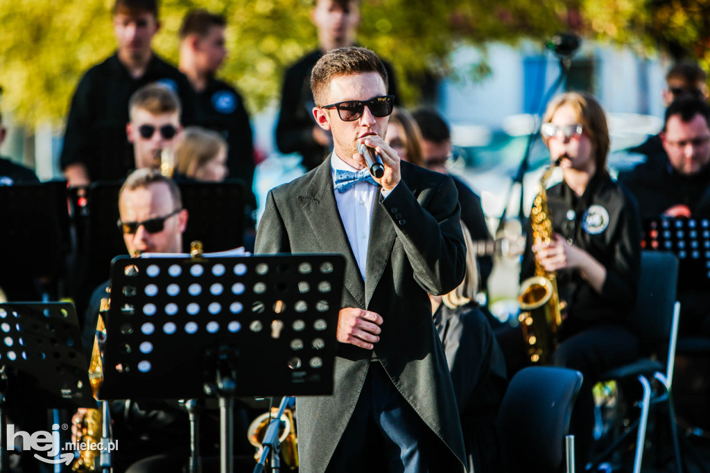 Koncert Młodzieżowej Orkiestry Dętej na Rynku w Przecławiu
