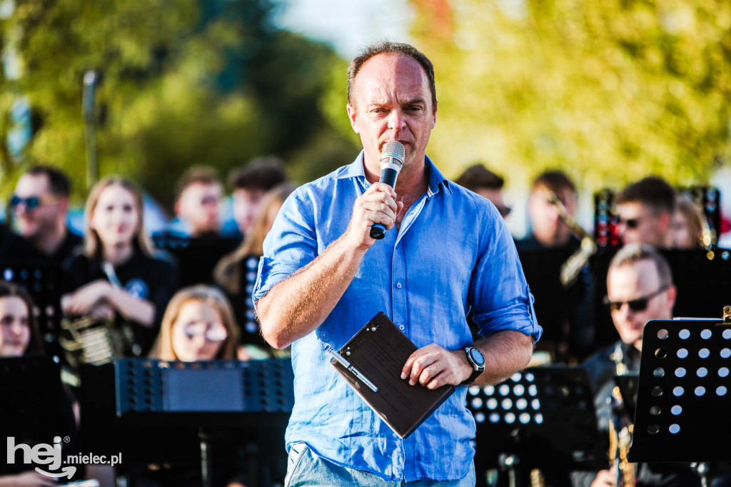 Koncert Młodzieżowej Orkiestry Dętej na Rynku w Przecławiu