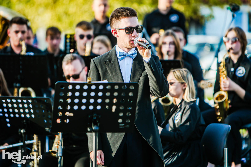 Koncert Młodzieżowej Orkiestry Dętej na Rynku w Przecławiu