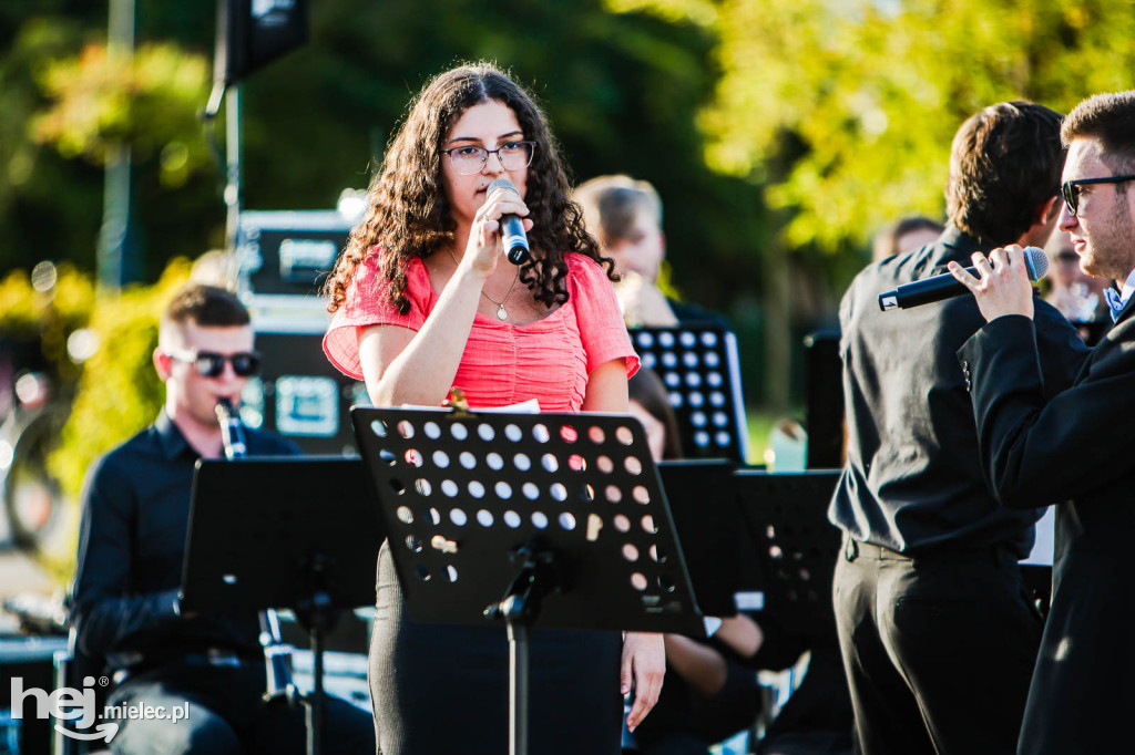 Koncert Młodzieżowej Orkiestry Dętej na Rynku w Przecławiu