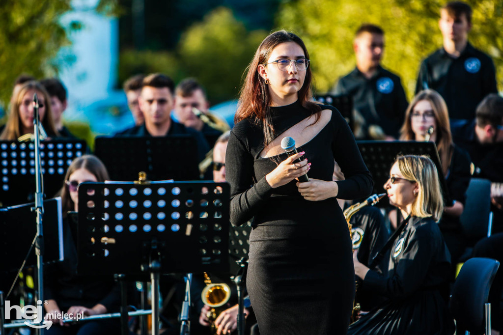 Koncert Młodzieżowej Orkiestry Dętej na Rynku w Przecławiu