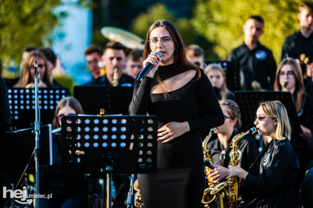 Koncert Młodzieżowej Orkiestry Dętej na Rynku w Przecławiu