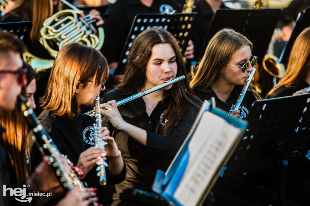 Koncert Młodzieżowej Orkiestry Dętej na Rynku w Przecławiu