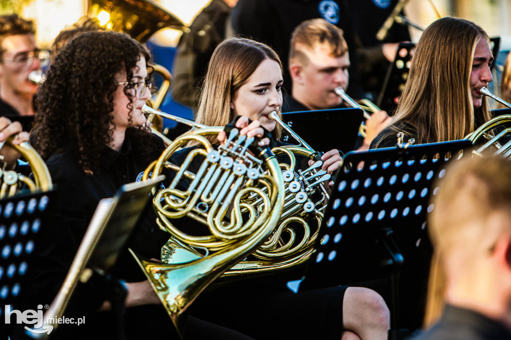 Koncert Młodzieżowej Orkiestry Dętej na Rynku w Przecławiu