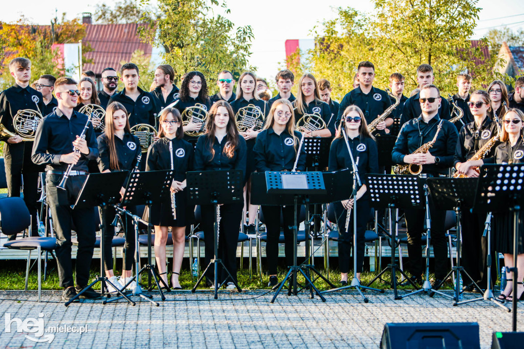 Koncert Młodzieżowej Orkiestry Dętej na Rynku w Przecławiu