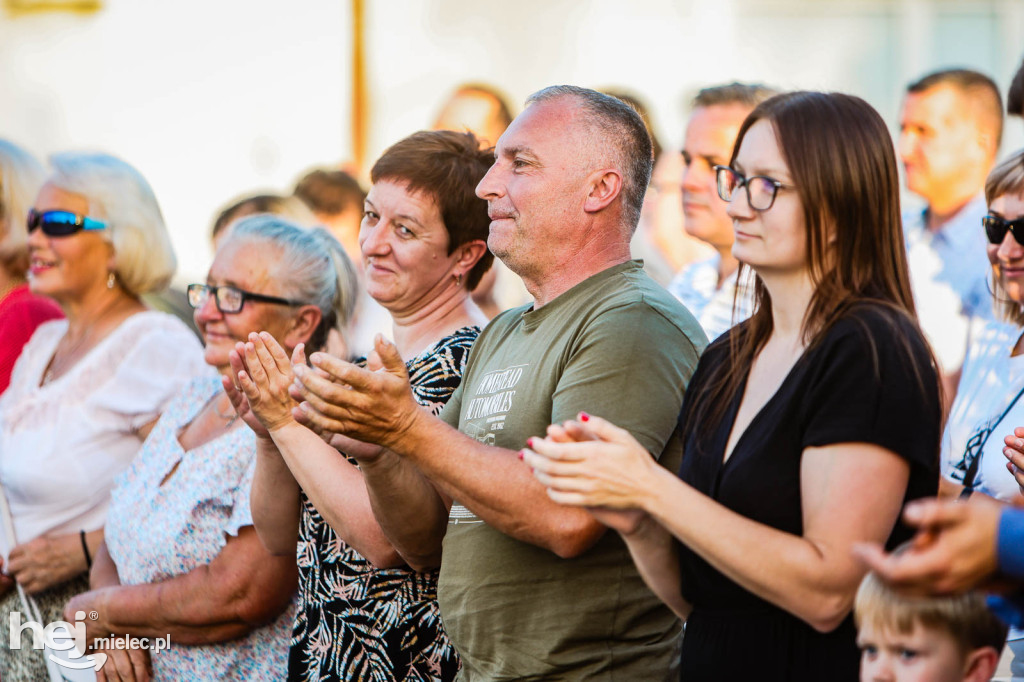 Koncert Młodzieżowej Orkiestry Dętej na Rynku w Przecławiu