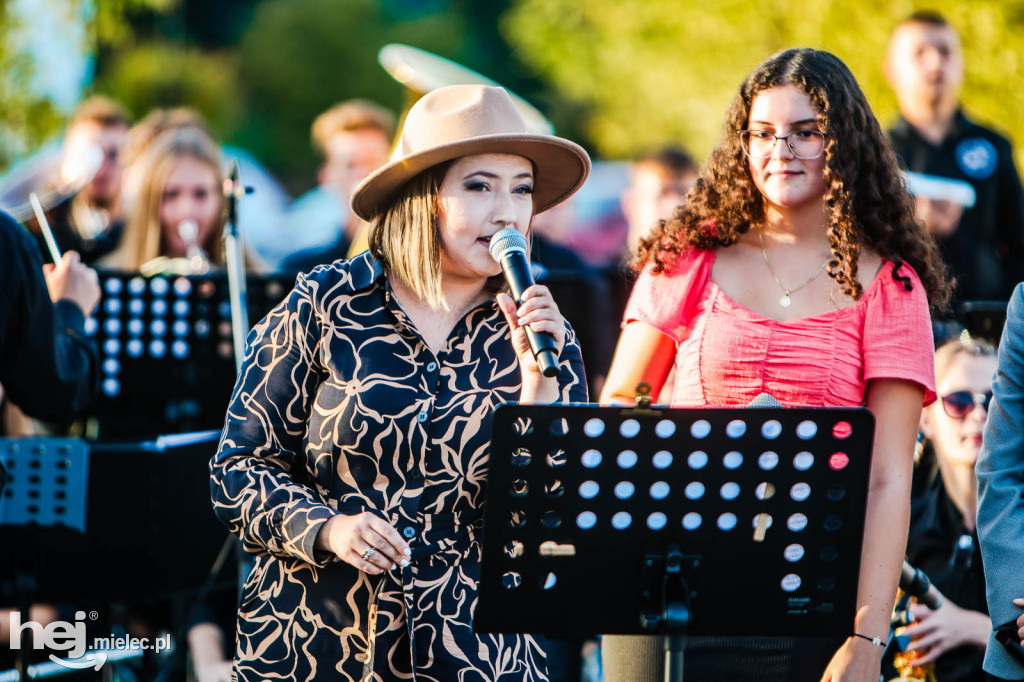Koncert Młodzieżowej Orkiestry Dętej na Rynku w Przecławiu