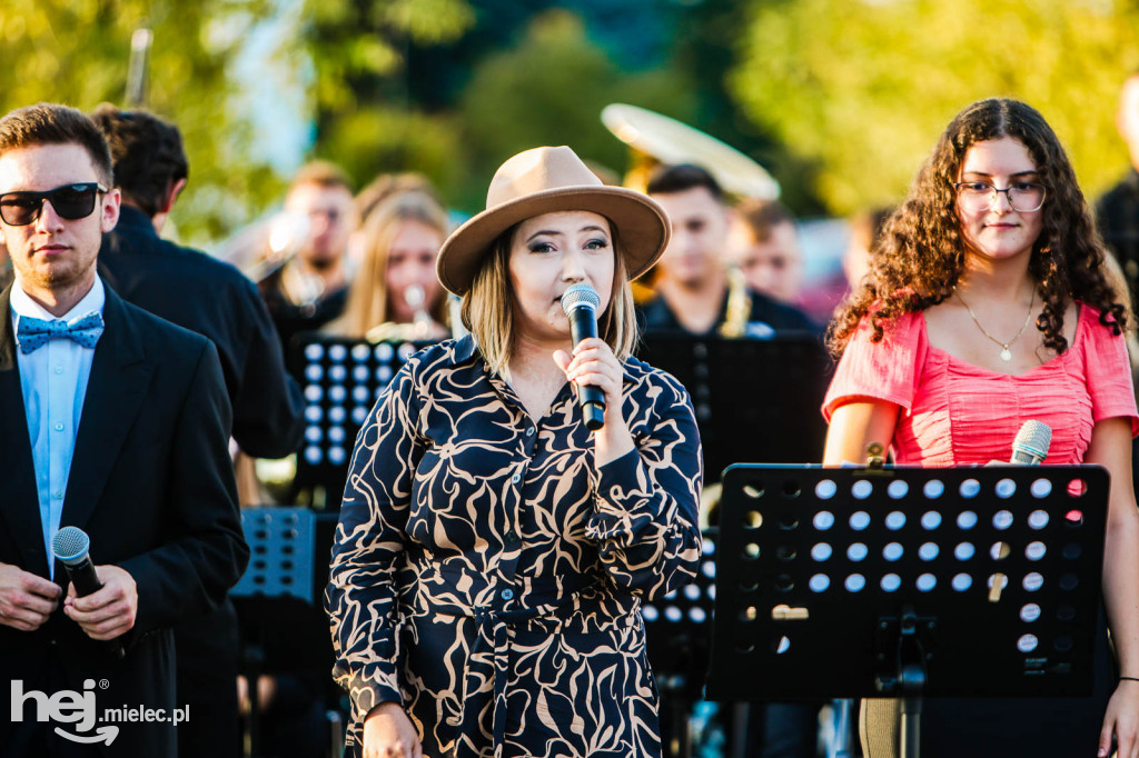 Koncert Młodzieżowej Orkiestry Dętej na Rynku w Przecławiu
