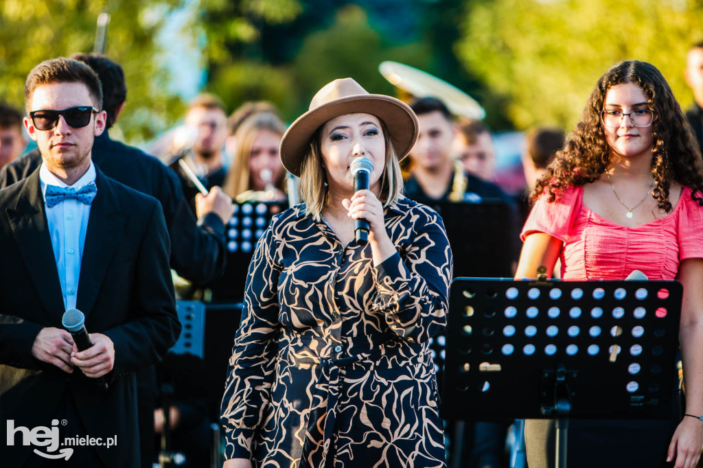 Koncert Młodzieżowej Orkiestry Dętej na Rynku w Przecławiu