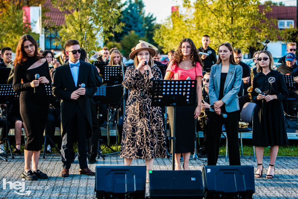 Koncert Młodzieżowej Orkiestry Dętej na Rynku w Przecławiu