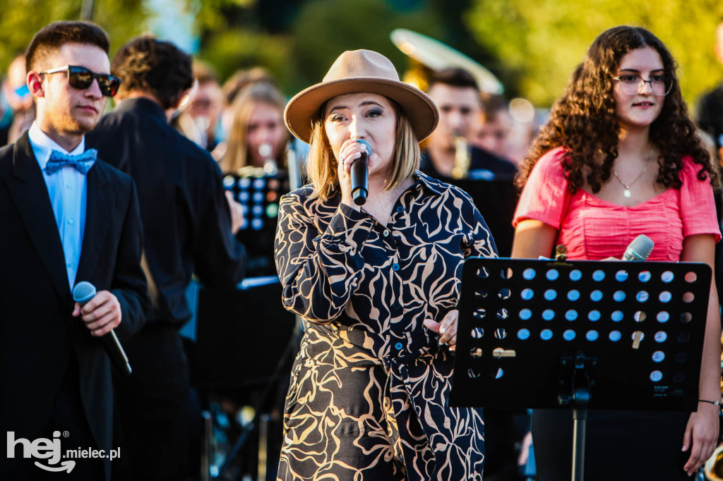 Koncert Młodzieżowej Orkiestry Dętej na Rynku w Przecławiu