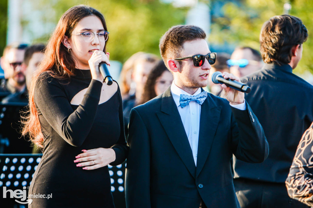Koncert Młodzieżowej Orkiestry Dętej na Rynku w Przecławiu