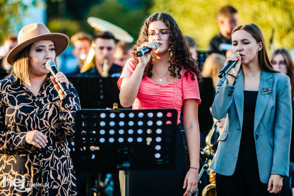 Koncert Młodzieżowej Orkiestry Dętej na Rynku w Przecławiu