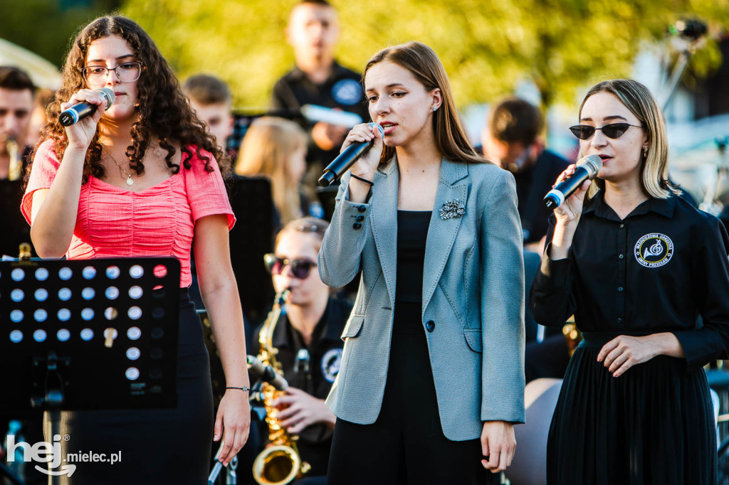 Koncert Młodzieżowej Orkiestry Dętej na Rynku w Przecławiu