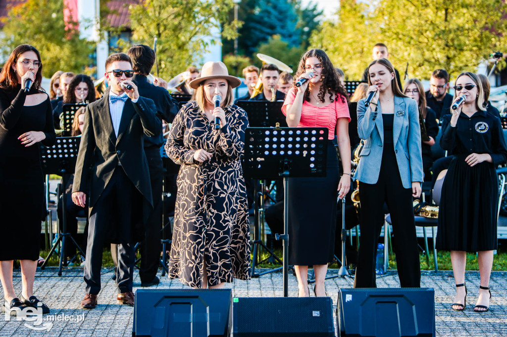 Koncert Młodzieżowej Orkiestry Dętej na Rynku w Przecławiu