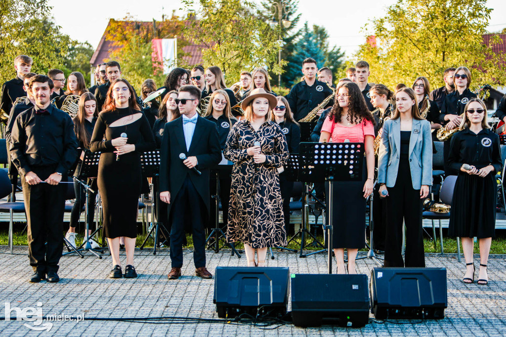 Koncert Młodzieżowej Orkiestry Dętej na Rynku w Przecławiu