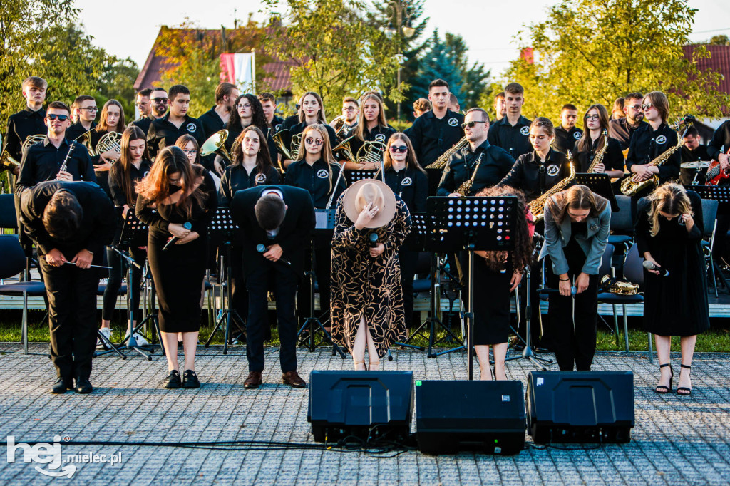 Koncert Młodzieżowej Orkiestry Dętej na Rynku w Przecławiu