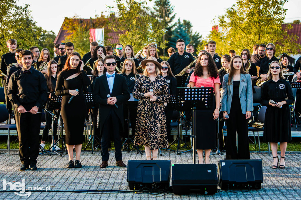 Koncert Młodzieżowej Orkiestry Dętej na Rynku w Przecławiu